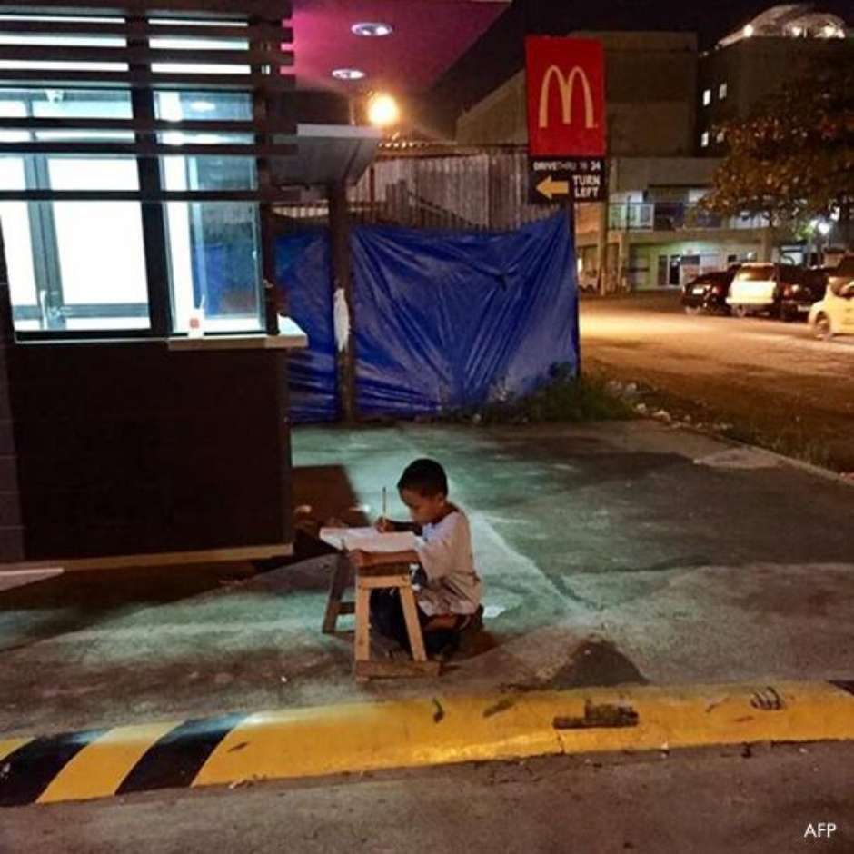 Fotografado estudando na rua, garoto filipino recebe enxurrada de doações