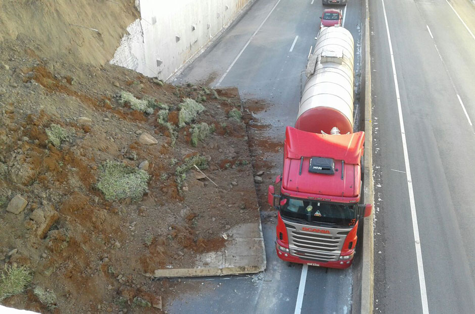 Parte de viaduto na BR-153, em Professor Jamil, desmorona