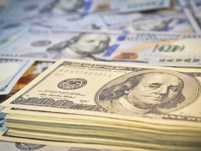 Incerteza sobre juros faz dólar subir e fechar a R$ 4,10
