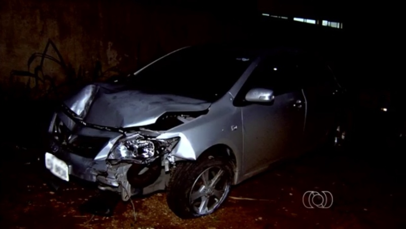 Mulher fica ferida em acidente causado por suspeito de roubo a posto